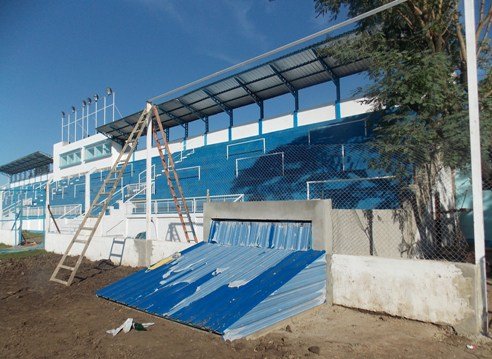 Se construye un nuevo tramo de la tribuna local y los vestuarios