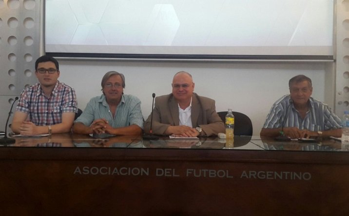 A la cancha o por la radio