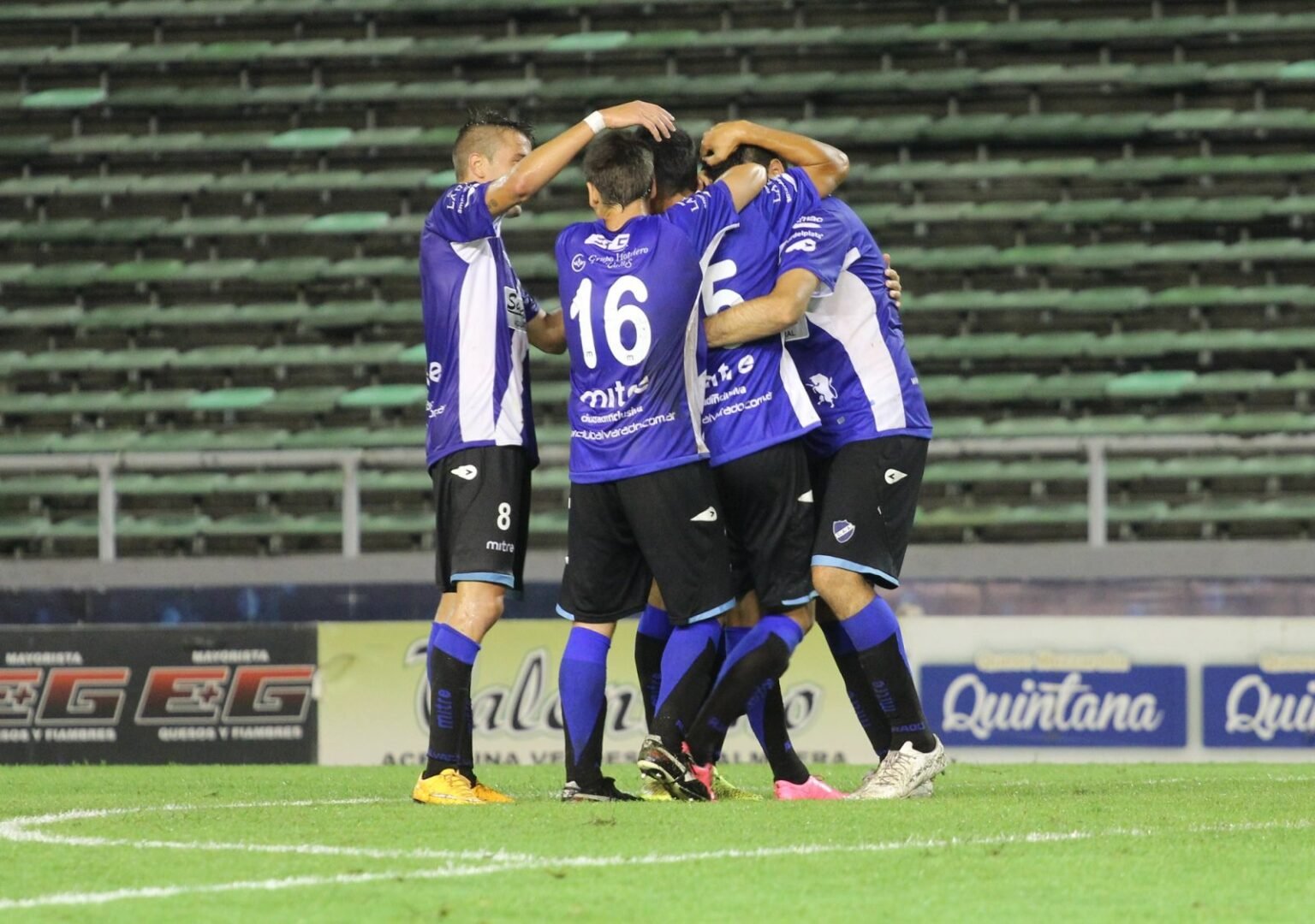 Alvarado arrancó con el pie derecho
