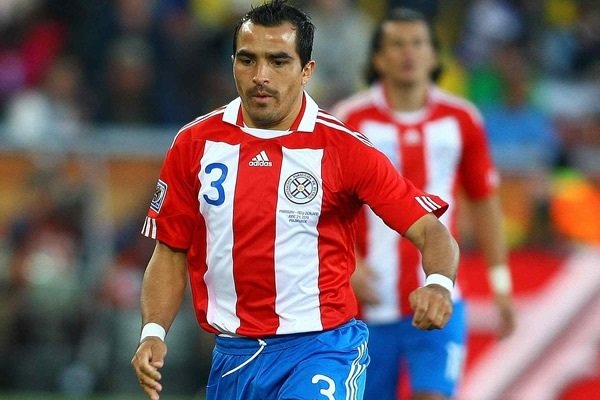 El Paraguayo ex Boca, San Lorenzo e Independiente Morel Rodriguez, a Sarmiento (L)