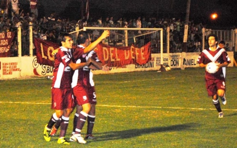 Defensores debutó con una goleada frente a La Emilia