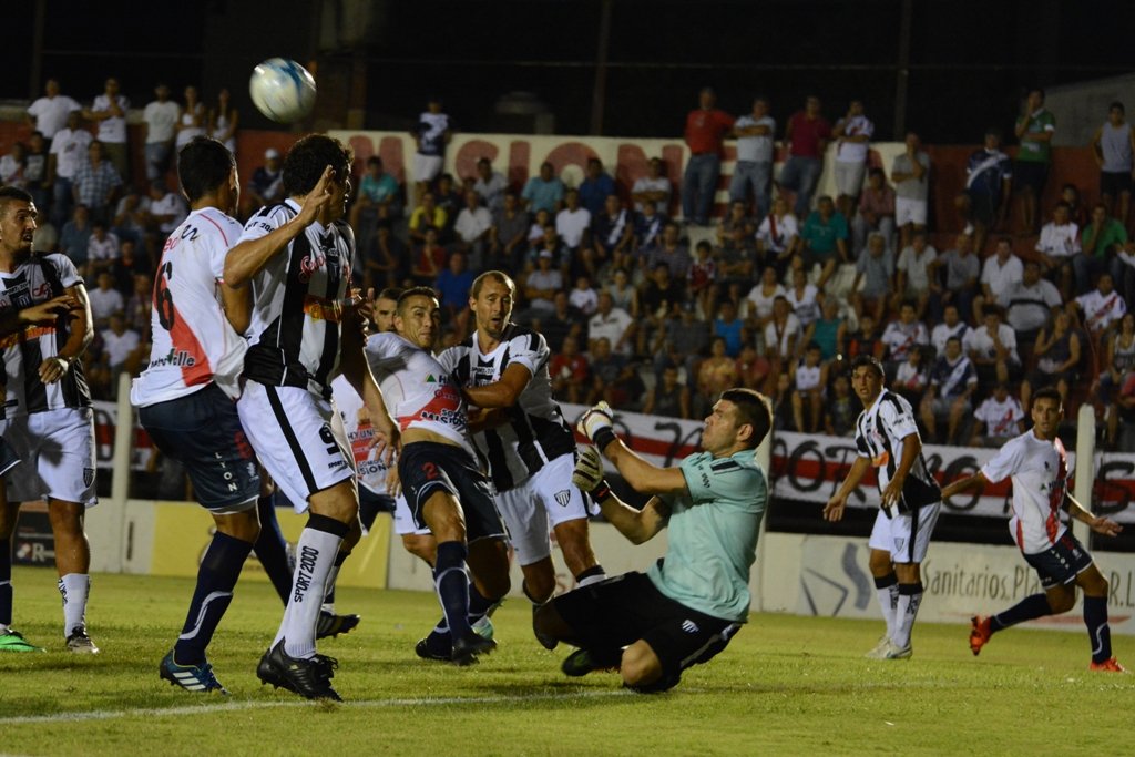 Guaraní venció a For Ever y ganó su primer partido