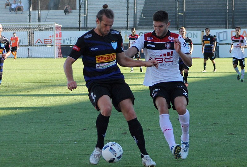 El Decano regaló el primer tiempo y cayó ante Chacarita