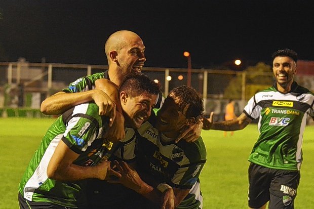 Villa Mitre retornó a la categoría con una goleada ante el Naranja