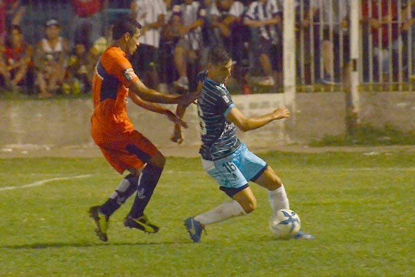 Sarmiento logró un triunfazo ante Racing y es el único líder
