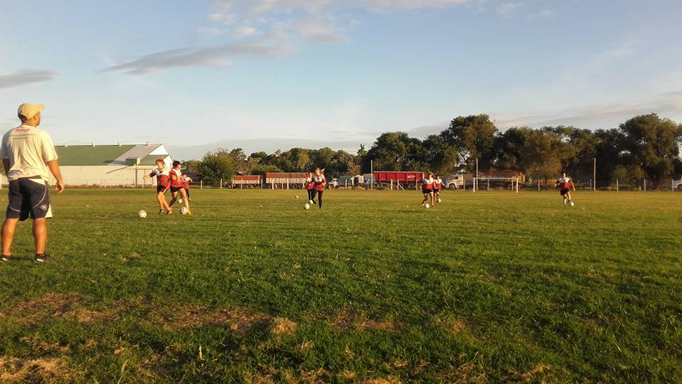 Escuelita de fútbol femenino en Agro