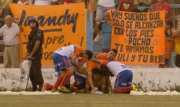 El Depo es puntero con fútbol, coraje y garra