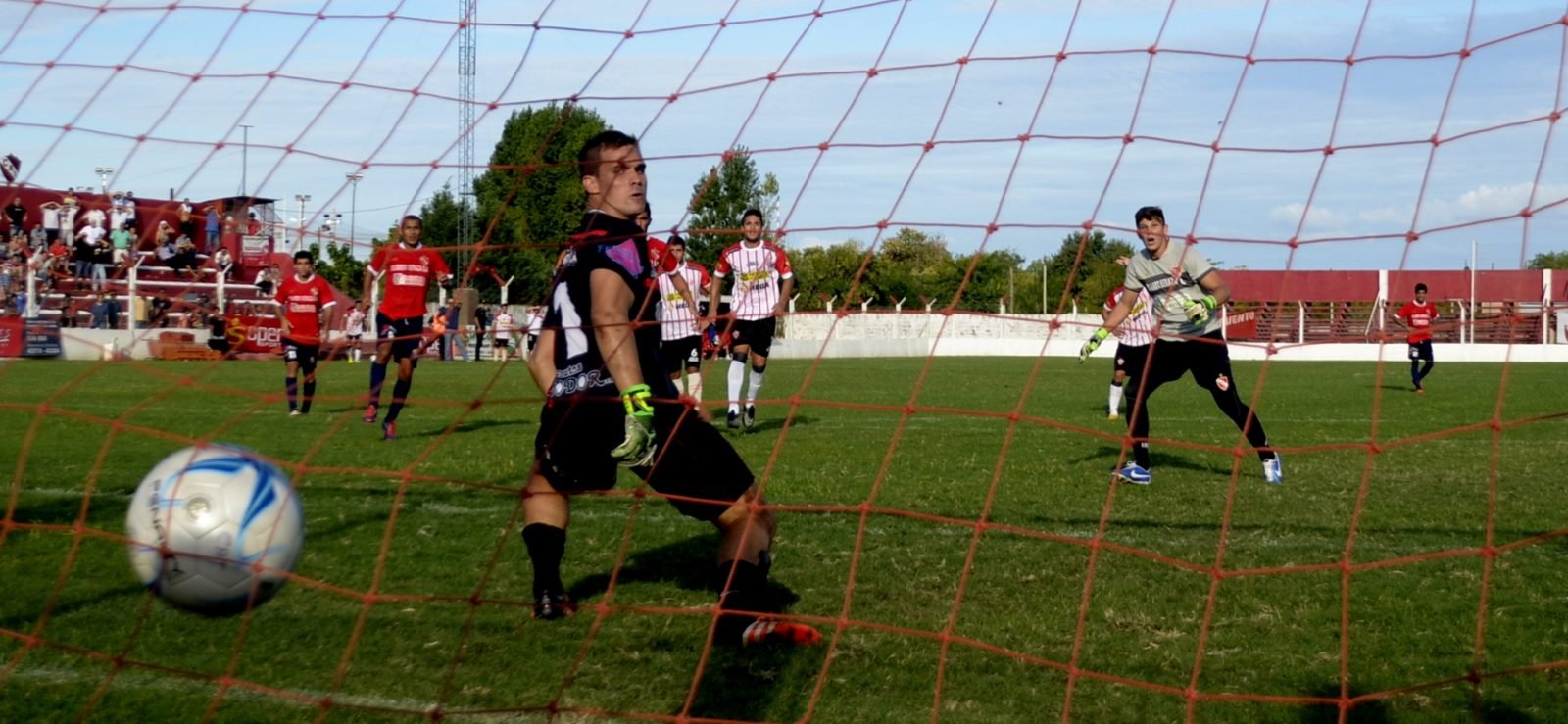 Independiente y Rivadavia empataron en un final accidentado