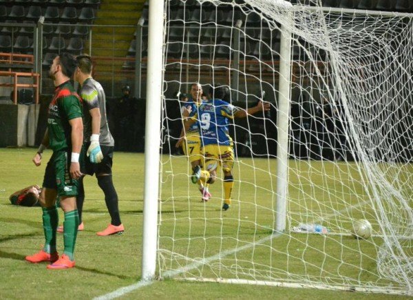 Poli le metió corazón y sacó ventaja ante Peñarol