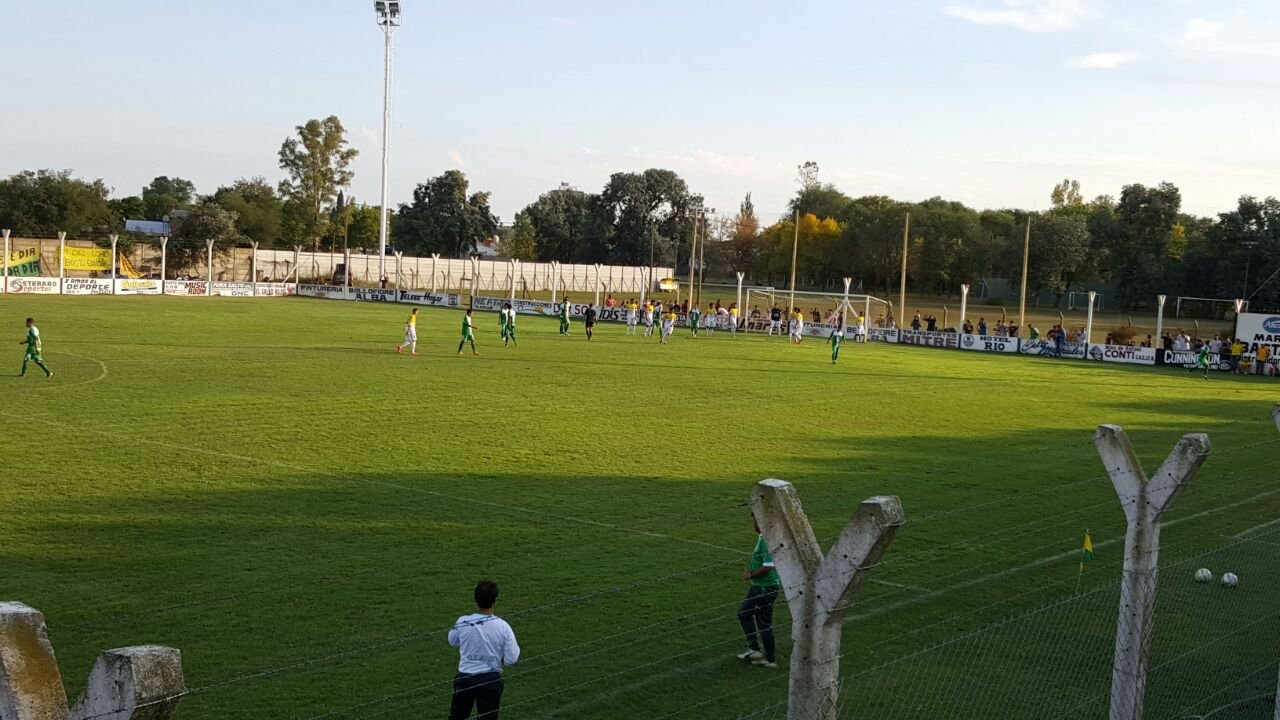 Defensores ganó un partidazo y complicó aún más a Camioneros