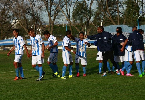 Cruz del Sur sorprendió en Río Colorado y es escolta de Racing que perdió en Viedma