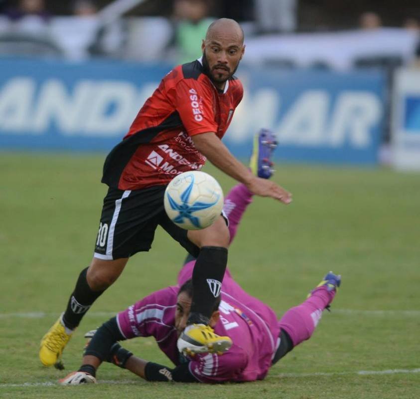 Gimnasia goleó al líder y sueña