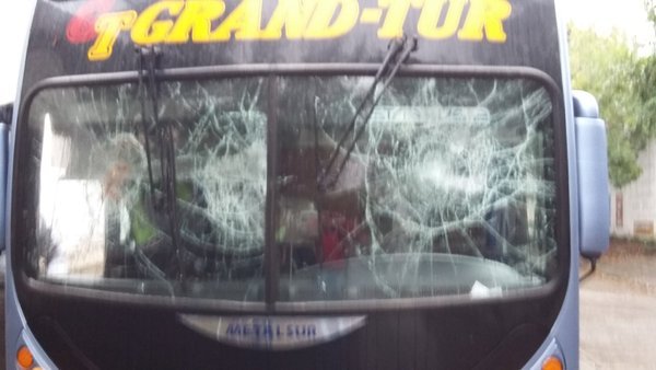 Apedrearon el micro de Güemes en Tucumán