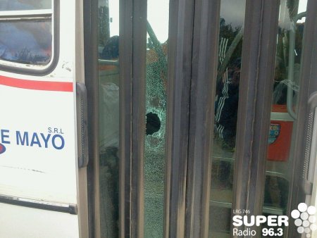 Agredieron el micro que transportaba al plantel de Roca