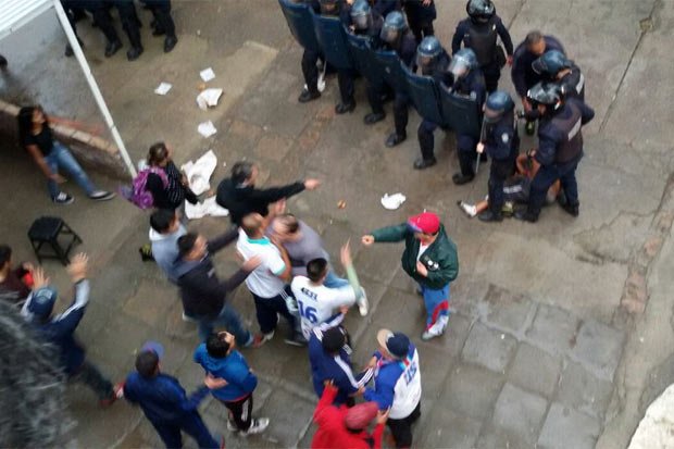 El técnico y los dirigentes de Unión Santiago, a los golpes con los hinchas