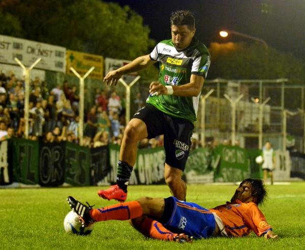 Villa Mitre juega para salir del descenso ante Roca que busca clasificar