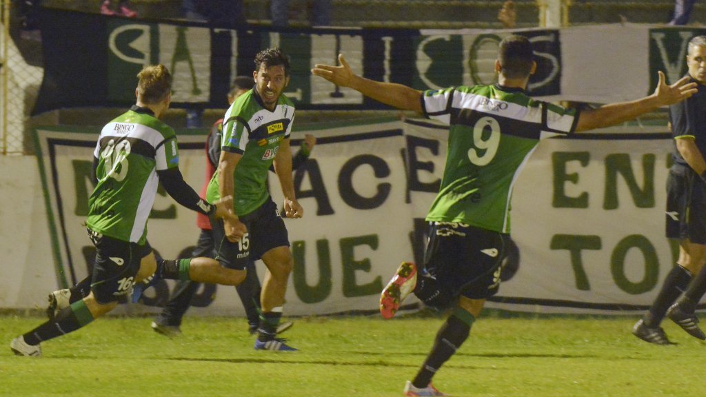 Villa Mitre ganó luego de cinco derrotas consecutivas y aún respira
