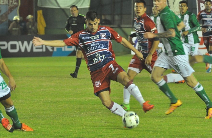 Defensores le dio pelea a Banfield, pero perdió sobre el final