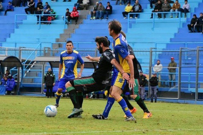 Ferro liquidó rápido el partido y se metió en cuartos