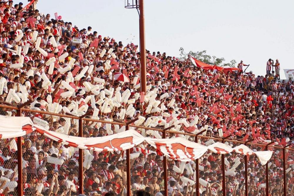 Traigan tribunas….