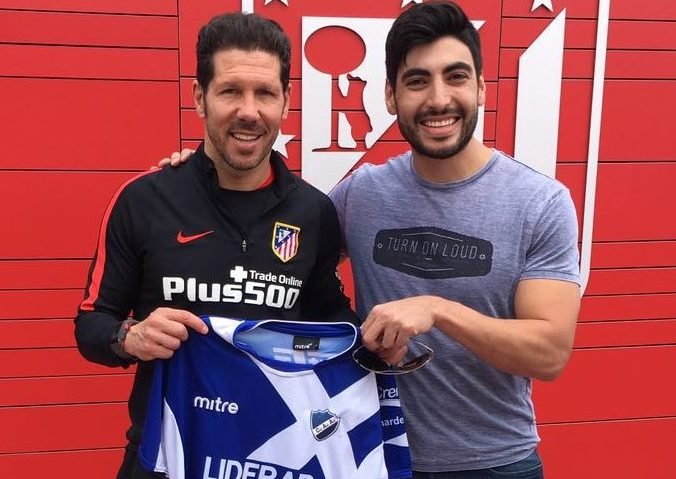 Simeone posó con una camiseta de Alvarado