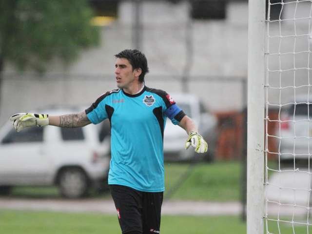 Mario Santilli llega al arco de For Ever