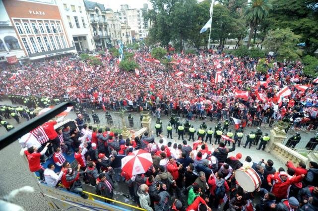 La Plaza Independencia fue una fiesta Santa