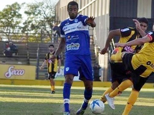 Se sumó un defensor uruguayo