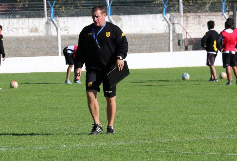 Nueva Chicago y Santamarina buscan ser el rival de Boca
