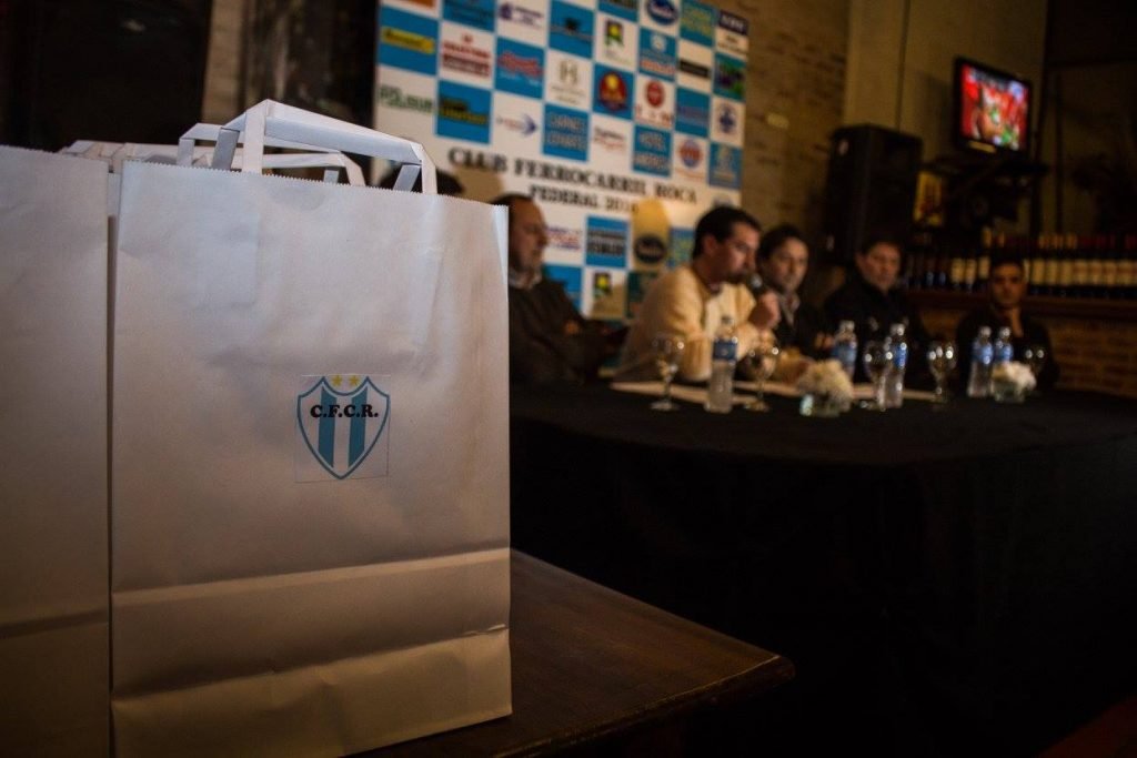 El Ferroviario presentó nueva pilcha