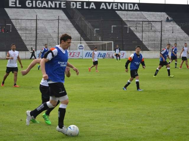 For Ever se midió con Resistencia Central