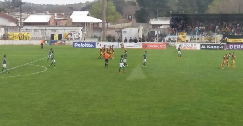 Con uno menos, Santamarina empató ante Ferro de local