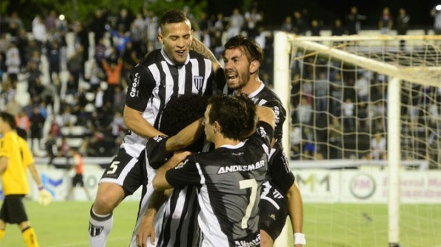 Gimnasia goleó a Unión VK y lidera en el Federal A