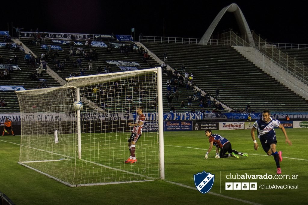 Alvarado se quedó con tres puntos de oro