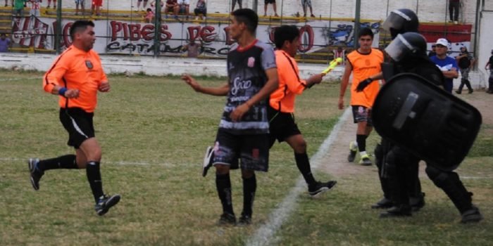 Un juez de línea denunció que lo amenazaron antes del encuentro