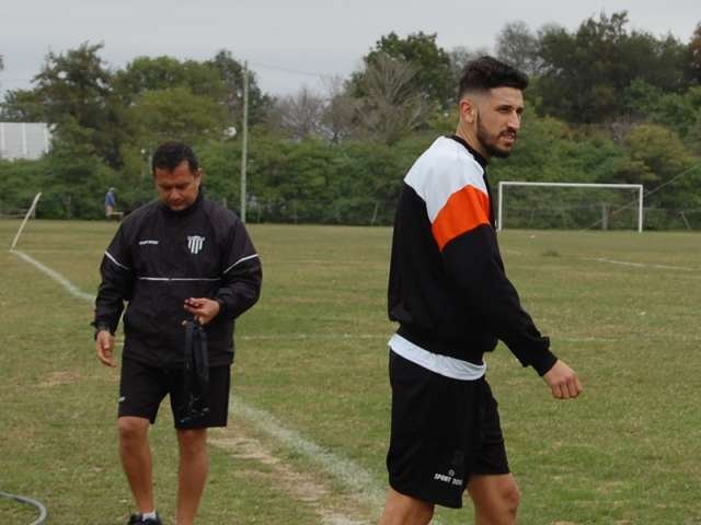 Con cambios, Dechat perfila los 11 de For Ever