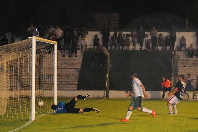 Ferro ganó y se acomodó