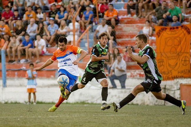 Deportivo Roca y Villa Mitre se enfrentan por la punta de la Zona A