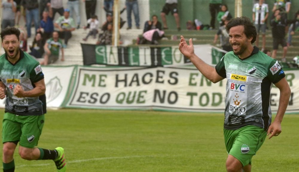 Villa Mitre recuperó la confianza y volvió a la punta