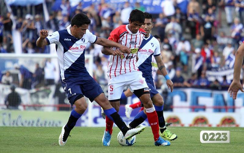 Alvarado golpeó en los momentos justos y se afirma