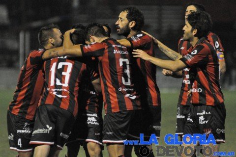 Douglas volvió a festejar sobre el final