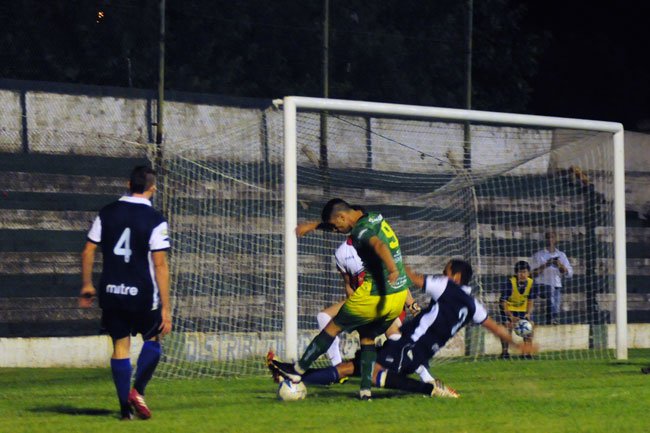 Alvarado recuperó la punta