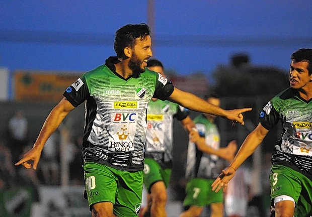 Villa Mitre recuperó la cima no sin antes sufrir contra el Rojo