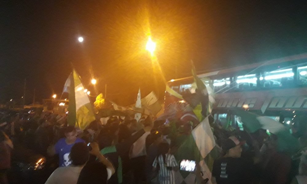 La hinchada del Verde despidió al plantel con un banderazo
