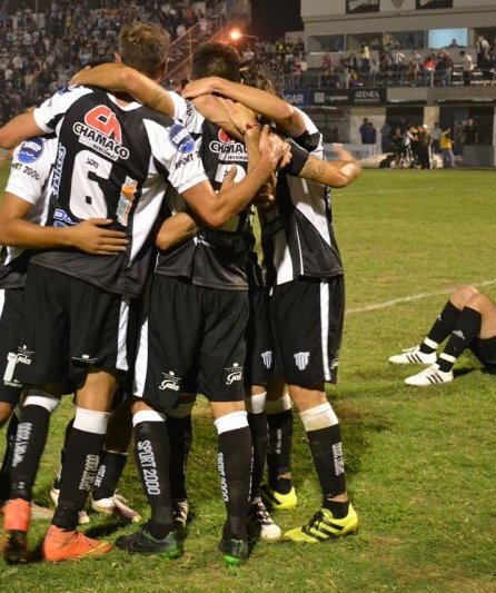 For Ever festejó la clasificación con un triunfo ante Guaraní