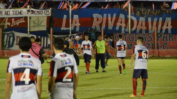 Así fue la invasión al campo de juego de los hinchas de Güemes
