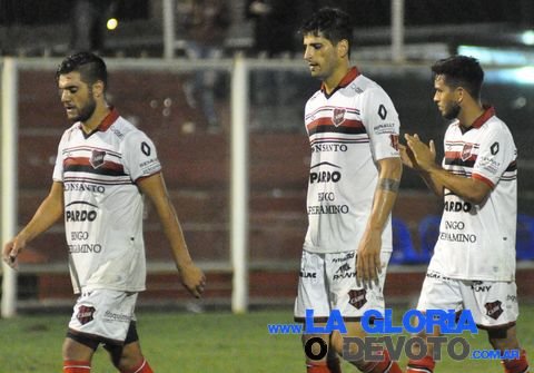 Dura derrota de Douglas en casa ante un rival directo