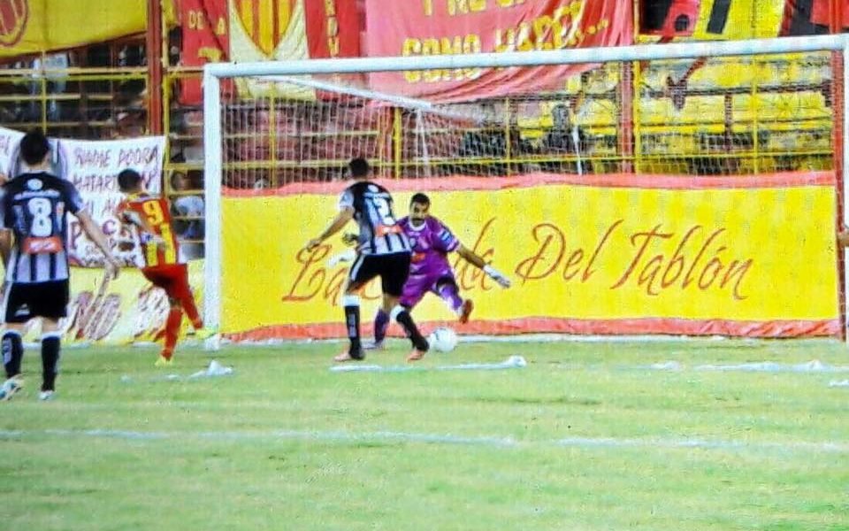 Un bombazo de Rolheiser dejó afuera a Sarmiento