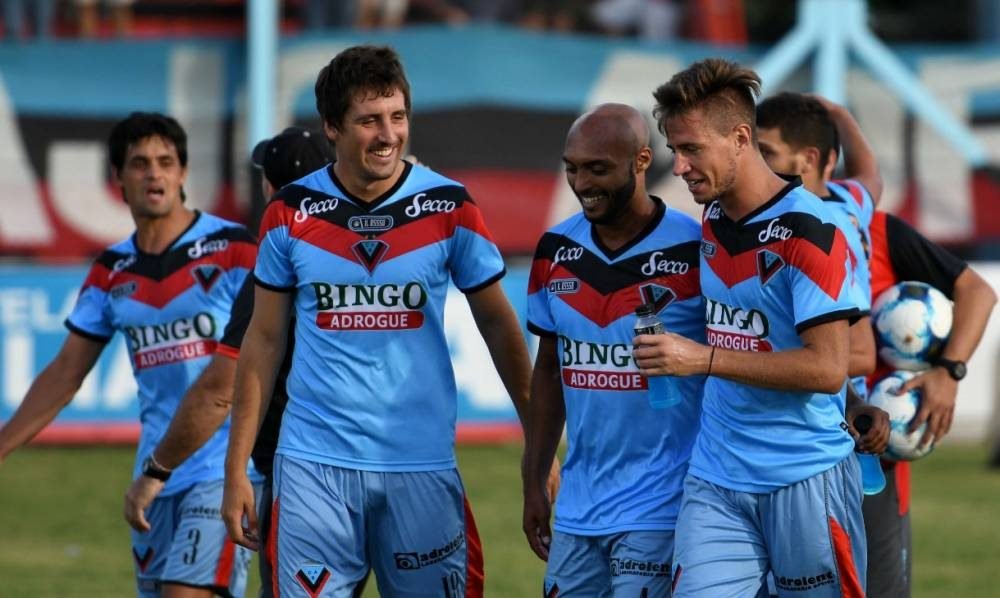 Brown de Adrogué superó a Flandria y está en la cima