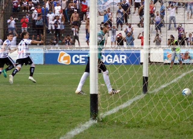 For Ever sumó sus primeros puntos con una goleada